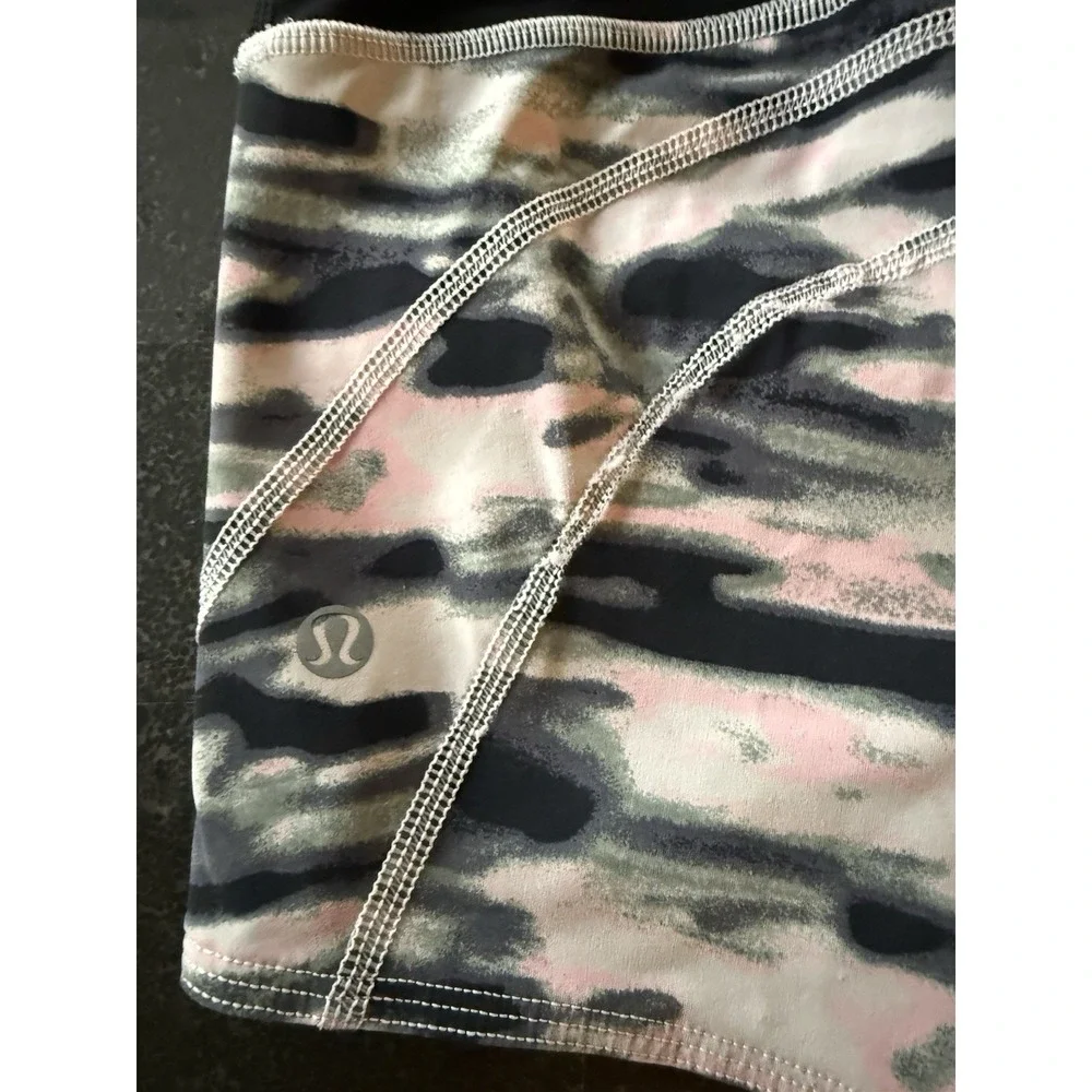 Lululemon Water‎ Bound Run Swim Shorts Size 4 Wamo Camo Reversible Pink Black
